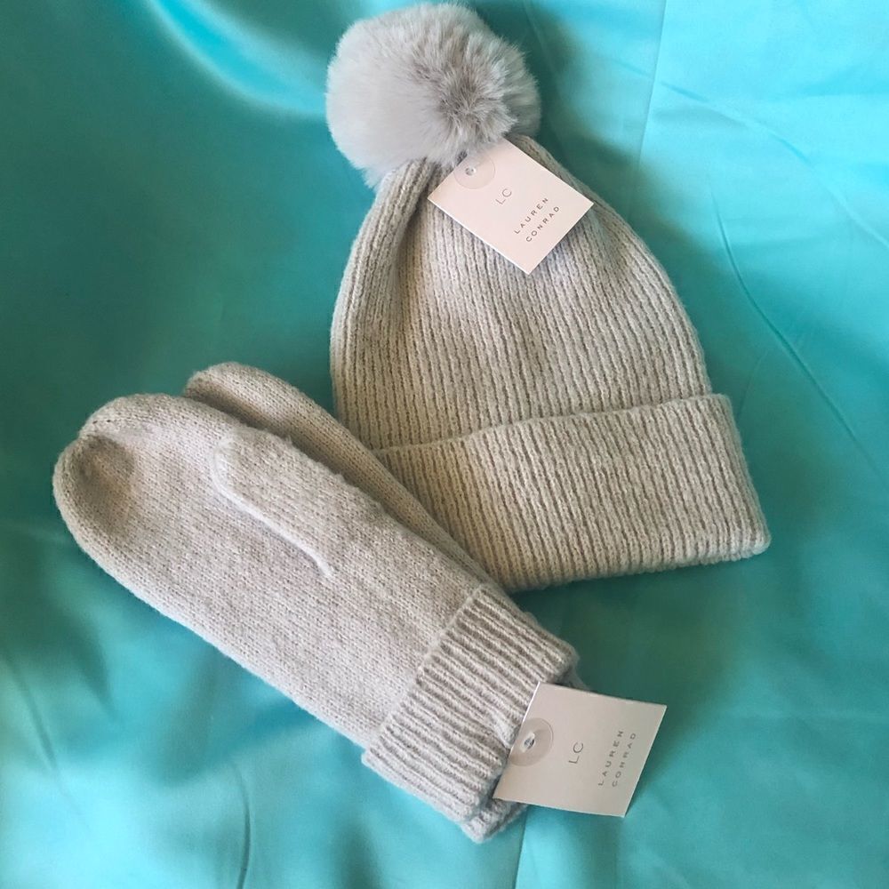 NWT beanie and mitten set. Light gray